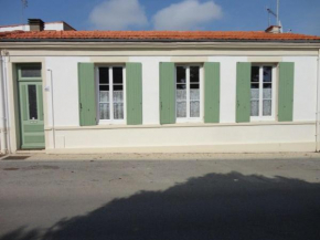 Maison de pêcheur front de mer avec cour, 3 chambres - FR-1-709-44